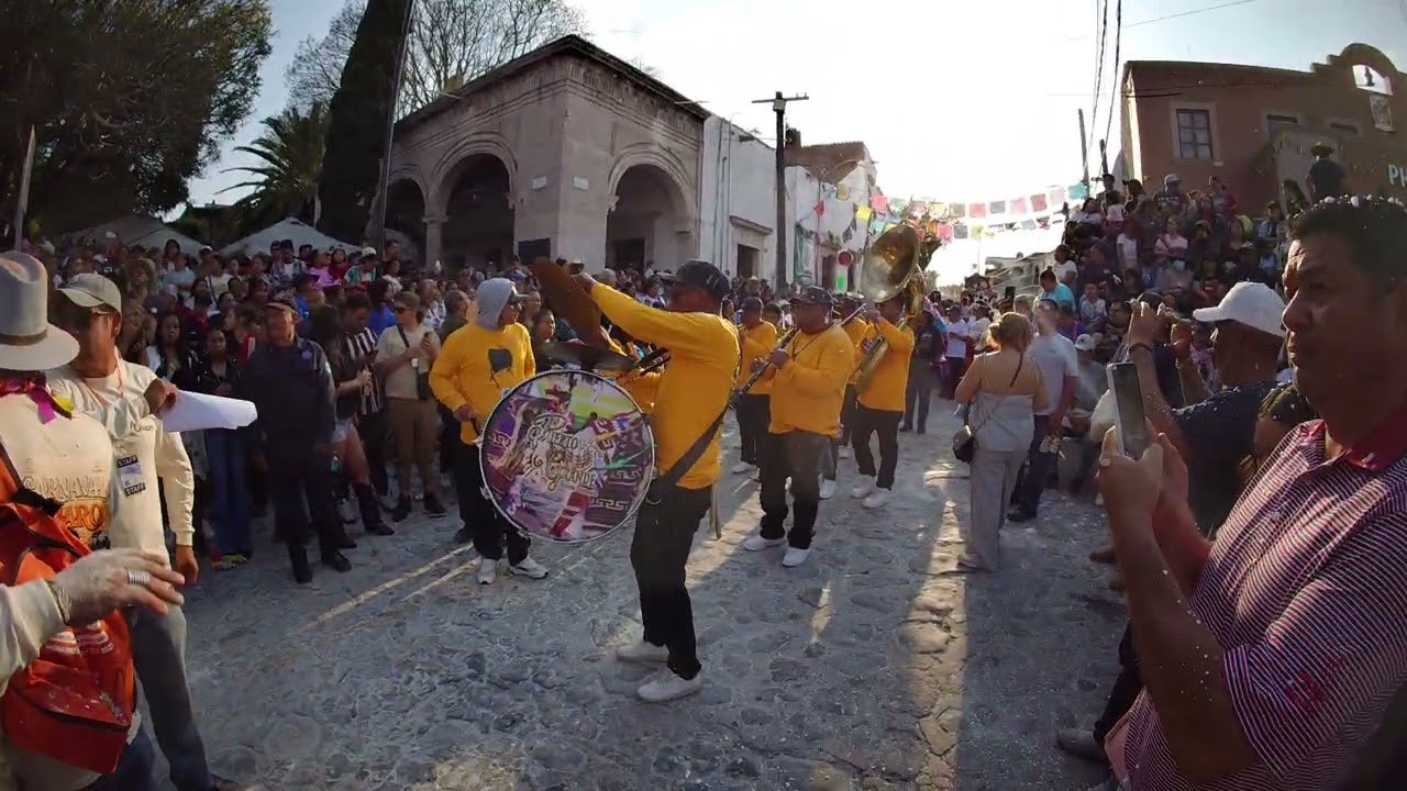 ya va empezar la presentación de los toritos de petate en Charo Michoacán así nos fuimos acomodando