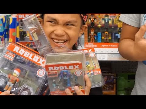 New Roblox Series 2 Toy Hunt It S The Dilly Yo We Found A Bunch At Toys R Us Youtube - 25 roblox series 2 azurewrath action figure boy toys gift no code no weapon