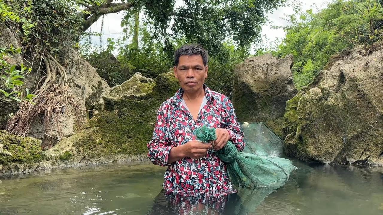 荒野美食，现捞现烘干的小河鱼，配上冰镇山葡萄酒，别提多美味
