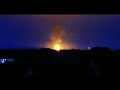 Explosion doxford une boule de feu clate laissant le ciel puls de feu et de fume