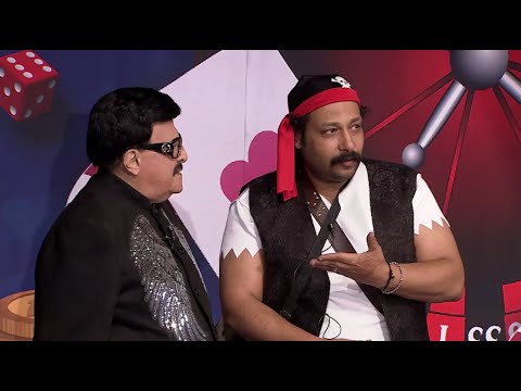 النجم محمد ثروت يفاجئ النجم سمير غانم علي المسرح ويقبل يده امام الجمهور