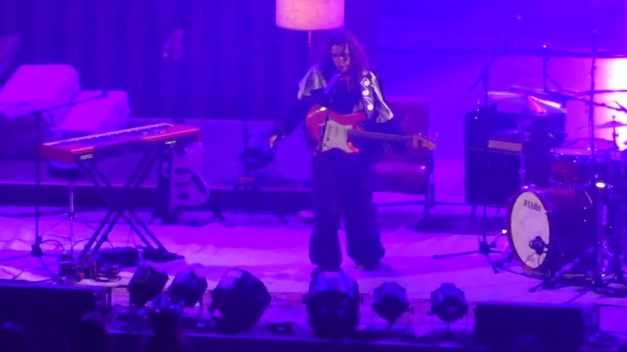 Эдди Бенджамин открывает концерт Шона Мендеса в Hollywood Bowl, Лос-Анджелес, Калифорния, 17 октя...