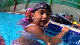 Hafsa duru arkadaşı nisa ile havu,da  birbirlerine sarılarak dalıyorlar #havuzvideoları #swimming 