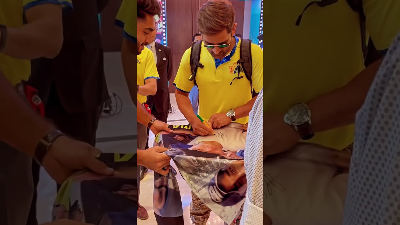MS Dhoni Giving Autographs to Fans | Chennai Super Kings #msdhoni #chennaisuperkings #whistlepodu
