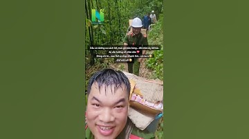 Công an băng rừng tiếp tế lương thực cho người dân làng Nủ tạm trú trên đồi