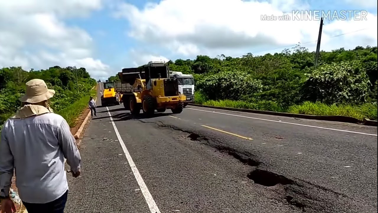 Concertando trinca no asfalto pá carregadeira 12c na pressão 😎✌️