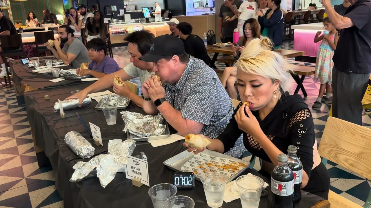 Конкурс по поеданию буррито с призом в 1000 долларов в Topanga Social #rainaiscrazy
