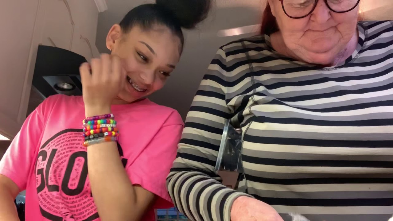 AGGRAVATING MY MOM UNTIL SHE GIVES ME MY PHONE BACK (HILARIOUS😂)