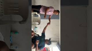 Florencio se molesta porque pierde en el cubilete