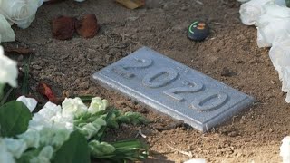 Los Angeles buries unclaimed bodies from COVID pandemic