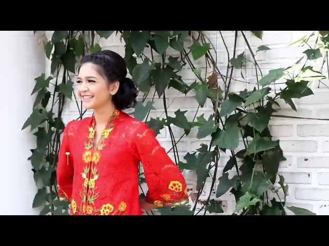 Pemotretan model cantik dengan kebaya sunda class=