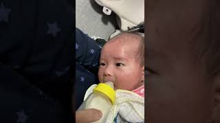 ミルクを飲んで眠たい感じの赤ちゃん👶をご覧下さいませ〜♪