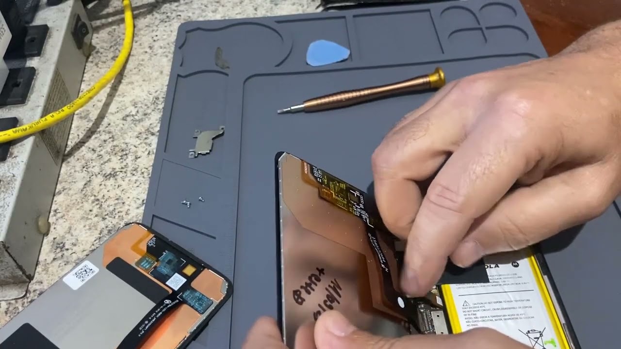 COMO ABRIR E TROCAR A TELA FRONTAL DO MOTO G7 PLUS