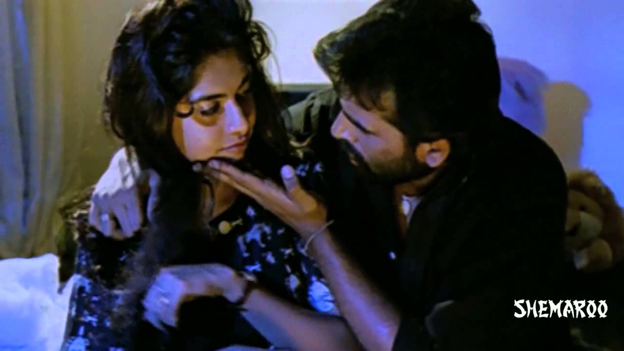 Gulabi Movie Scenes - J D Chakravarthy celeberating Maheshwari's birthday - Krishna Vamsi, RGV