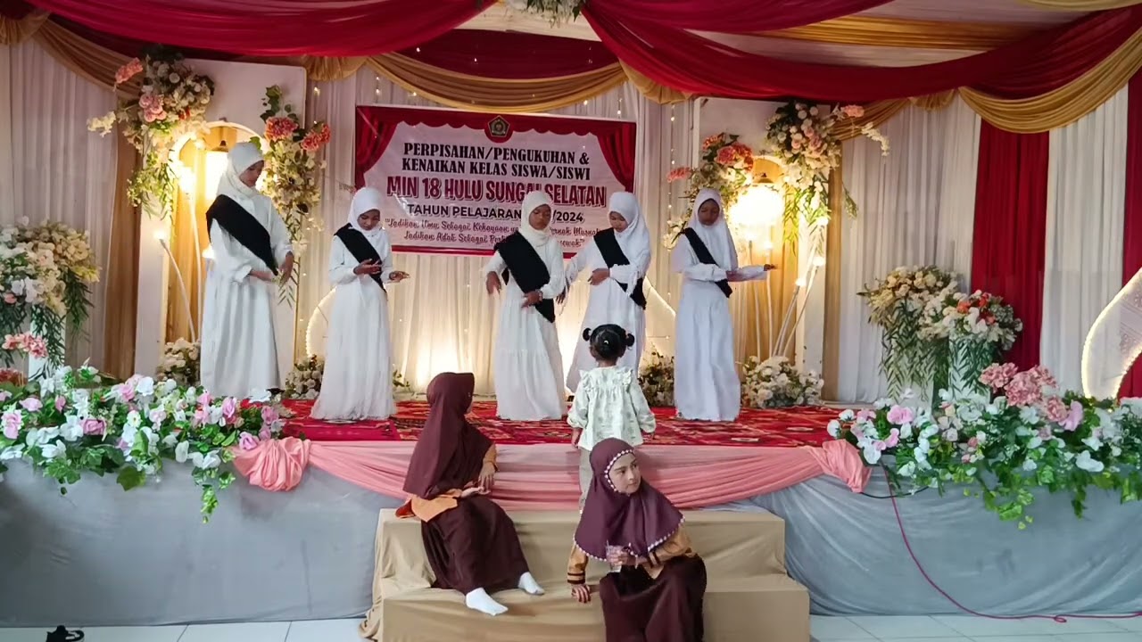 Penampilan Tari Kreasi Ampar-ampar pisang oleh Kelas 4b MIN 18 HSS