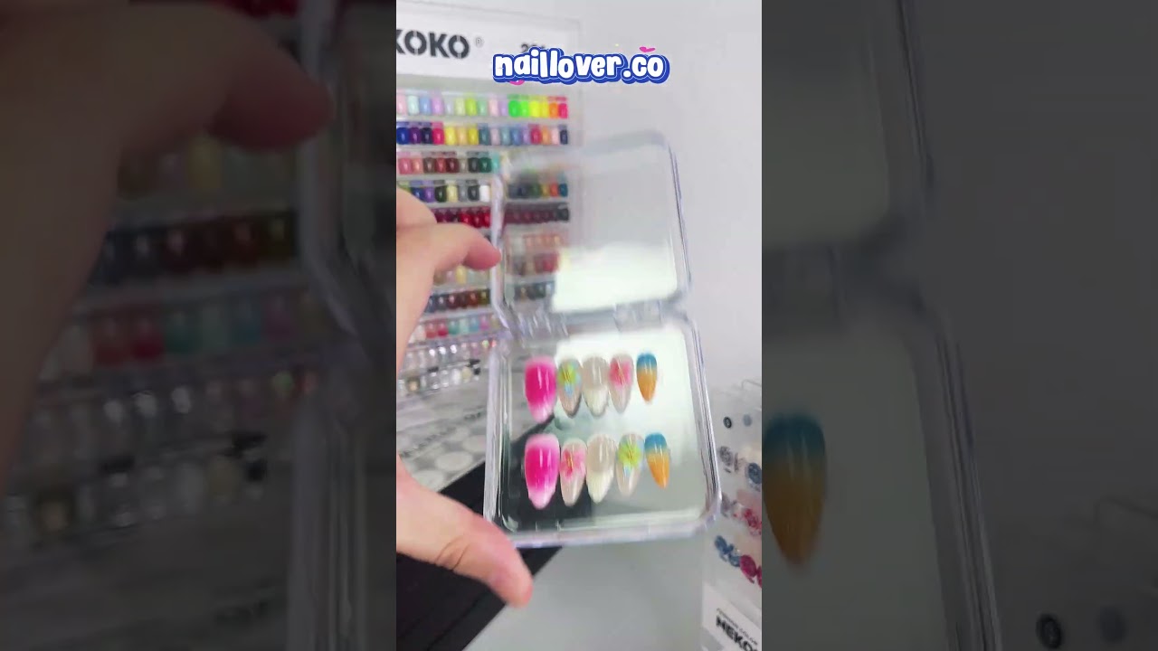 Shimmer all day with cat eye nails ✨