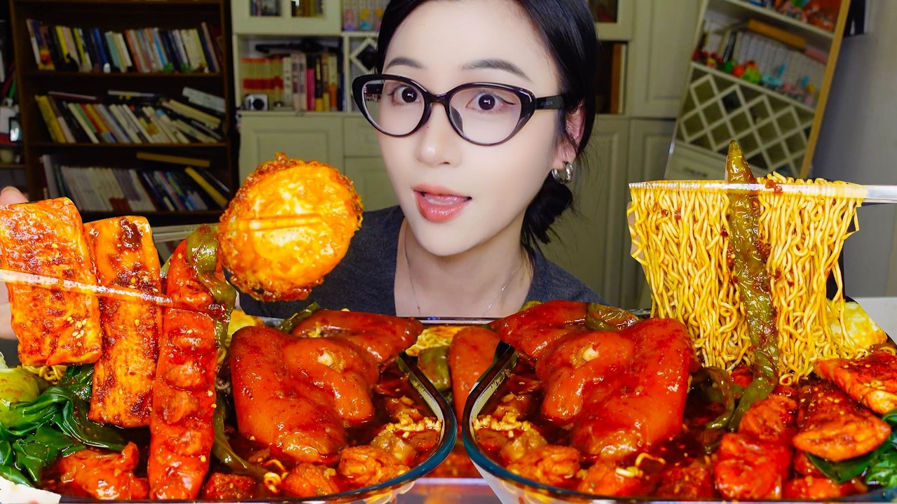 独食超级豪华牛筋泡面——猪蹄、炸串、荷包蛋、筋头巴脑！味道浓郁惨老～【小果食Xiao Guo】#mukbang