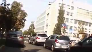 Баба за рулем обезьяна с гранатой!.mp4 Баба за рулем обезьяна с гранатой!.mp4