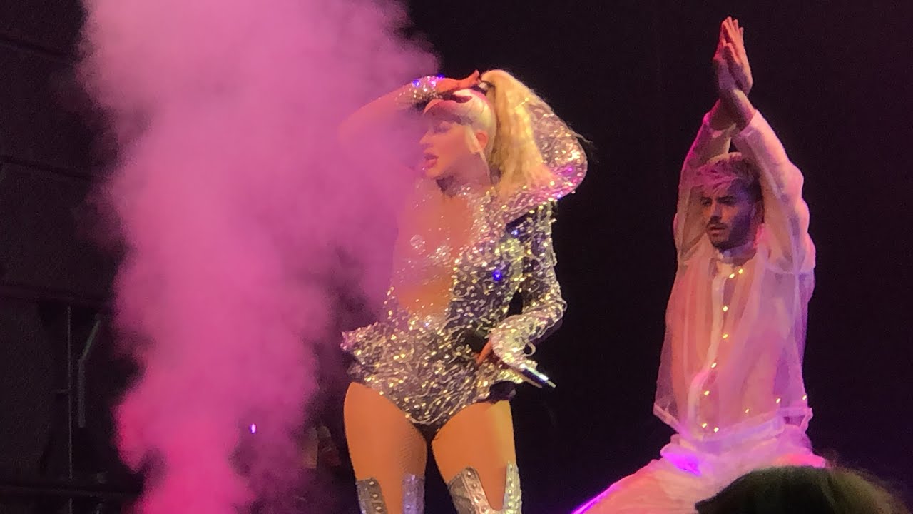 Genie In A Bottle Live - London Wembley SSE Arena - Christina Aguilera - The X Tour