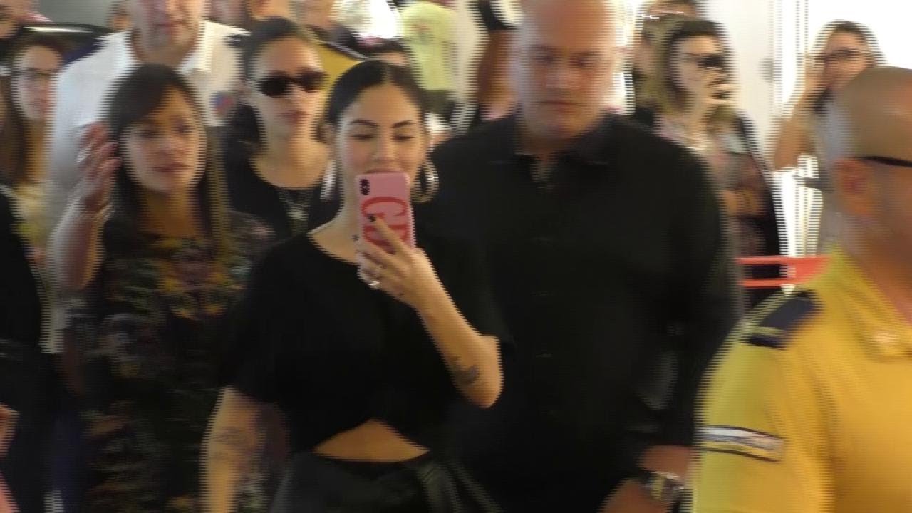 Giulia De Lellis a Bari, fan in coda per il suo libro record: "Il primo che abbiamo letto"