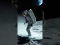 رائد فضاء يمشي على سطح القمر 