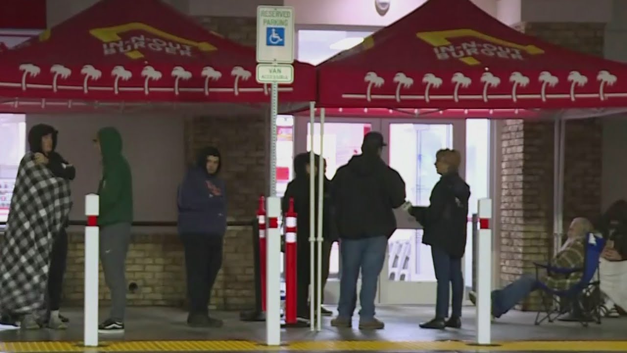 Line of hungry fans waits for Keizer In-N-Out to open
