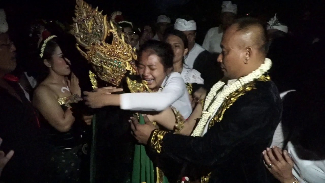 Prosesi Penyineban di Pura Penataran Luhur Medang Kamulan, Gersik, Jawa Timur