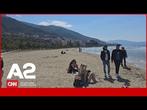 Plazh në Vlorë, turistë nga vende të ndryshme shijojnë rrezet e diellit