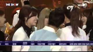 141202 T-ara Jiyeon and Apink Eunji hugging each other