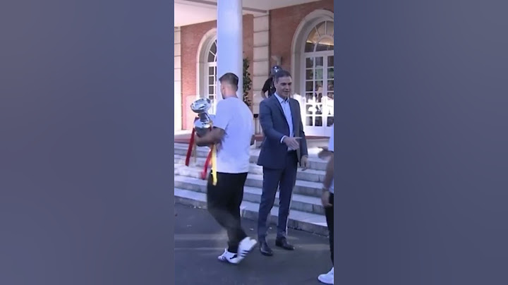 El frío saludo de Carvajal a Pedro Sánchez en la celebración de la Eurocopa: ni le mira a la cara