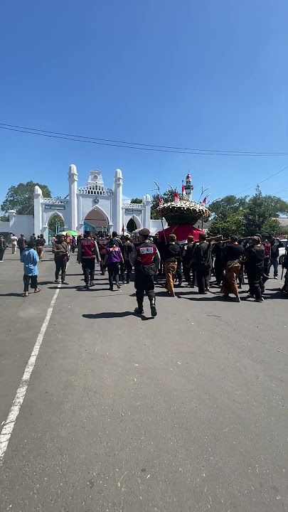 Gunungan Dikirab! Abdi Dalem Keraton Solo Menuju Masjid Agung dengan Penuh Hormat