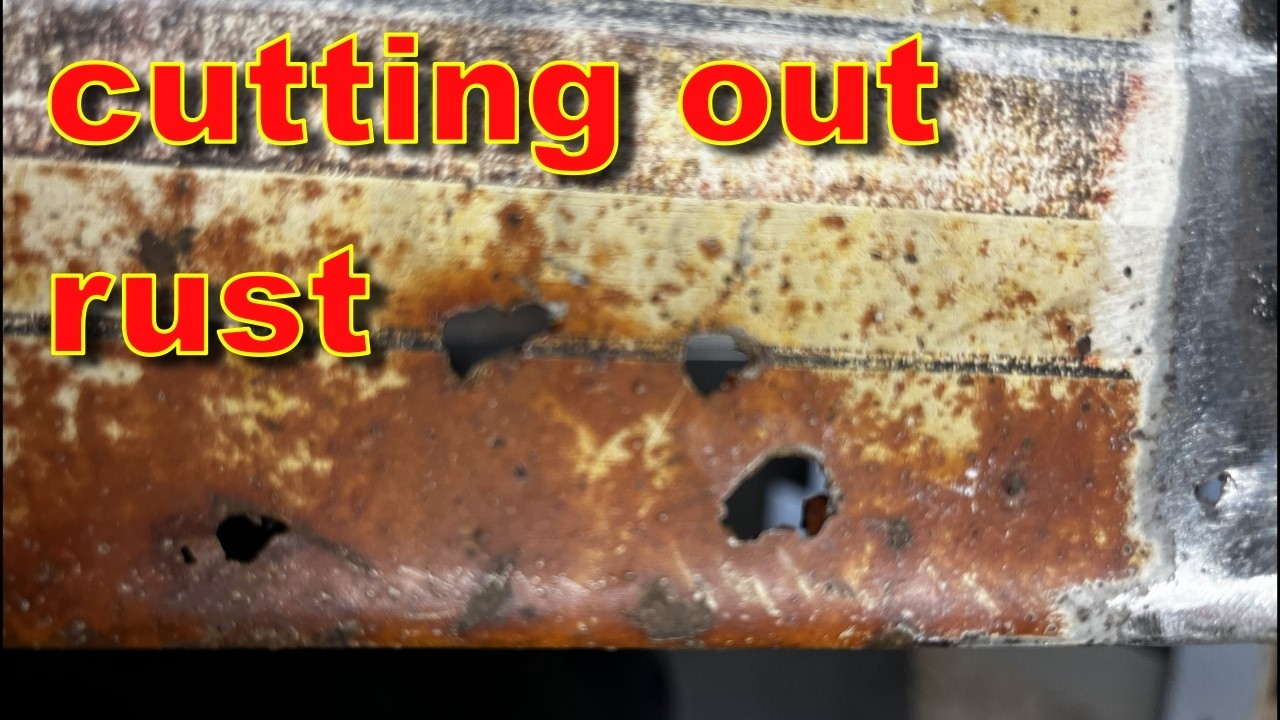 Ремонт и реставрация капота трактора David Brown 990: как починить поврежденные панели.