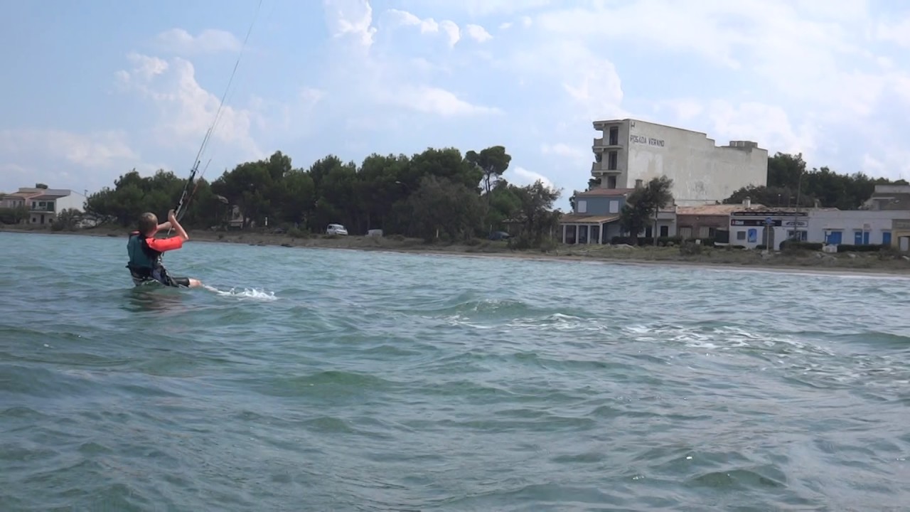 kitesurfen mallorca deutsche kitekurs Juli erste  wasserstartVincent kite student wind in mallorca