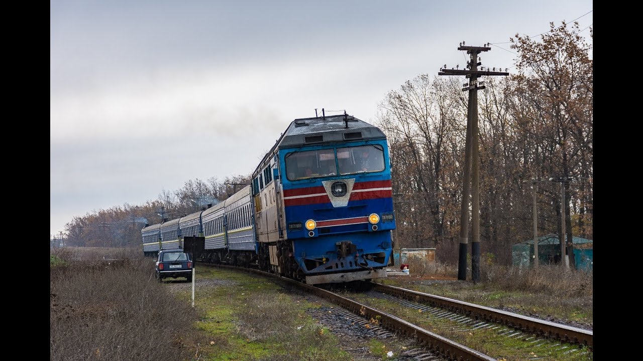 Дождливое утро: ТЭП70-0060 с пригородным поездом отправляется от пл.238 км