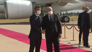 الرئيس الفرنسي إيمانويل ماكرون يصل مطار الجزائر العاصمة