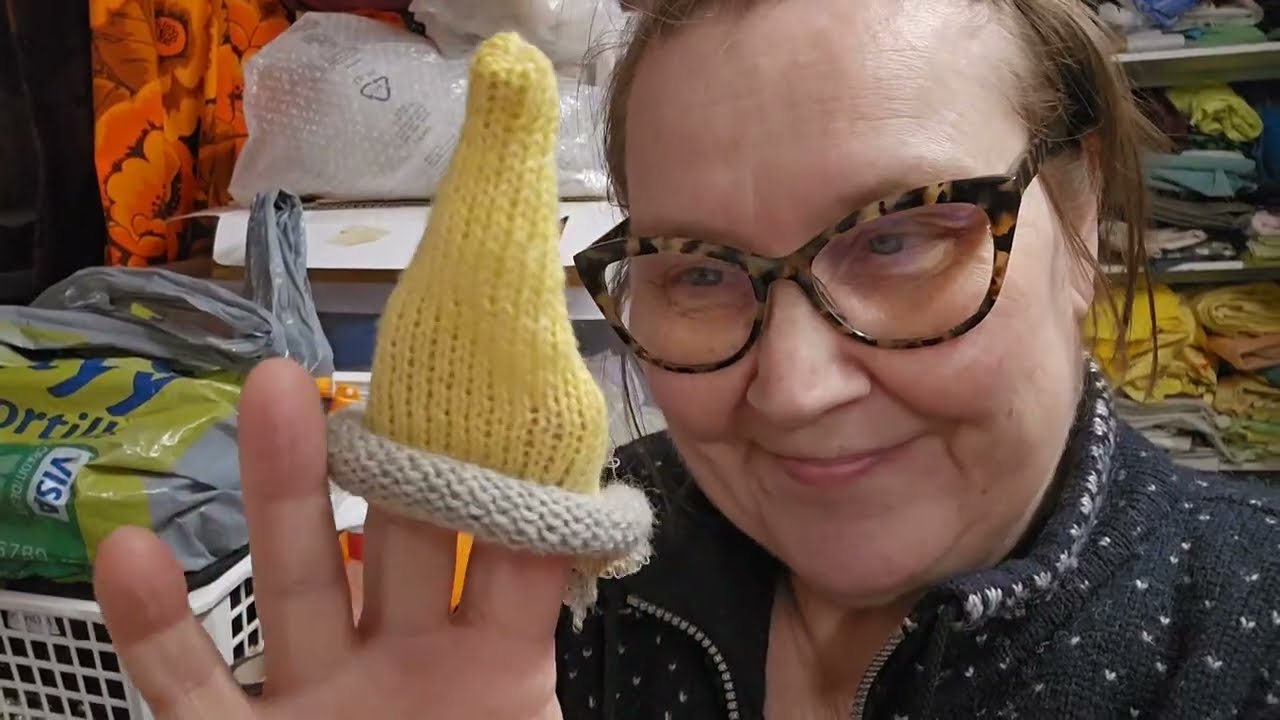 Villatakin ompelu. Sewing a wool coat.