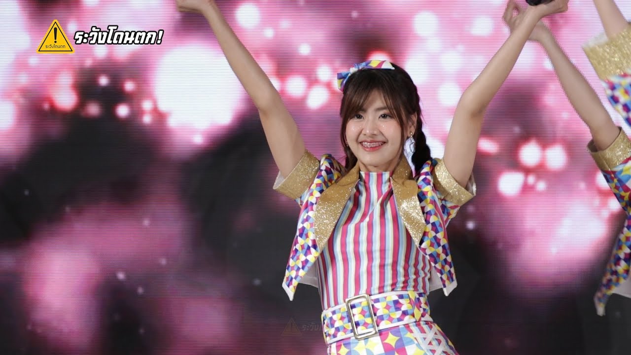 【Gygee BNK48 Fan Cam】Jabaja @ Line Stickers Awards 2019 | ระวังโดนตก !