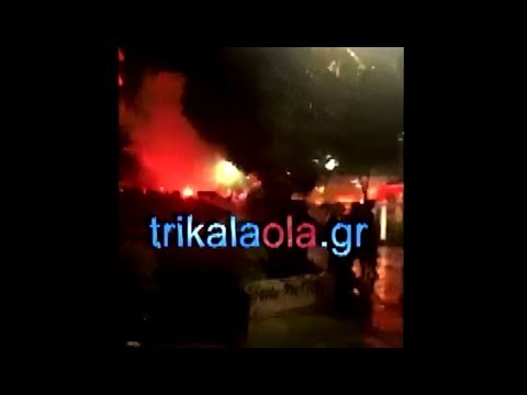 Κροτίδες κρότου λάμψης επεισόδια αστυνομίας ομάδας διαδηλωτών κατά Μιχαλολιάκου Τρίκαλα  11 11 2017