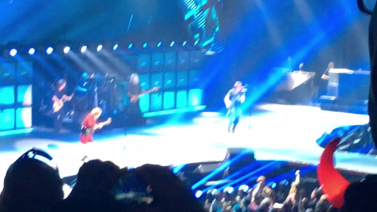 Thunderstruck ACDC with Axl Rose (Live) YouTube