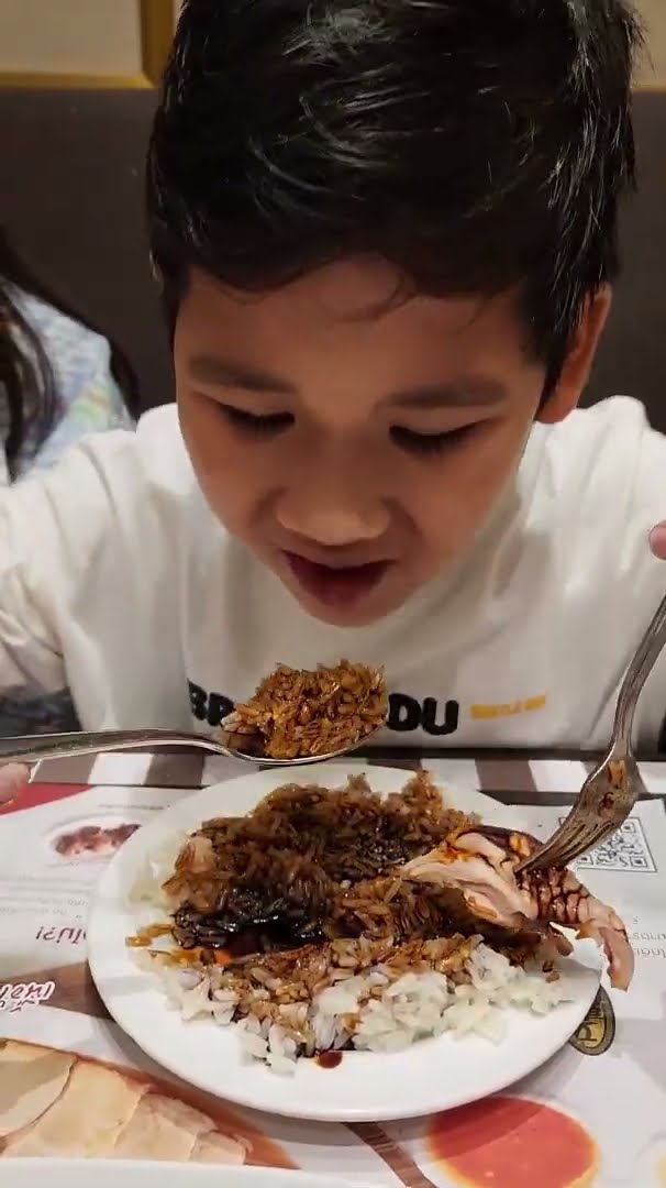 น้องบีมกินข้าวมันไก่บุญตงกี่