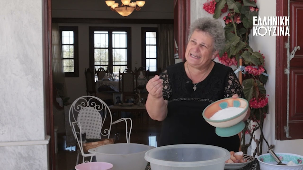 Η Μαρία Πελεκάνου φτιάχνει για εμάς πεντανόστιμη παντεσπάνια Σαντορίνης.