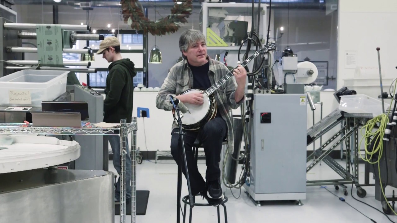 Maker's Series 006: Behind-the-Scenes of 3-Finger Black with Béla Fleck and Smith Teamaker