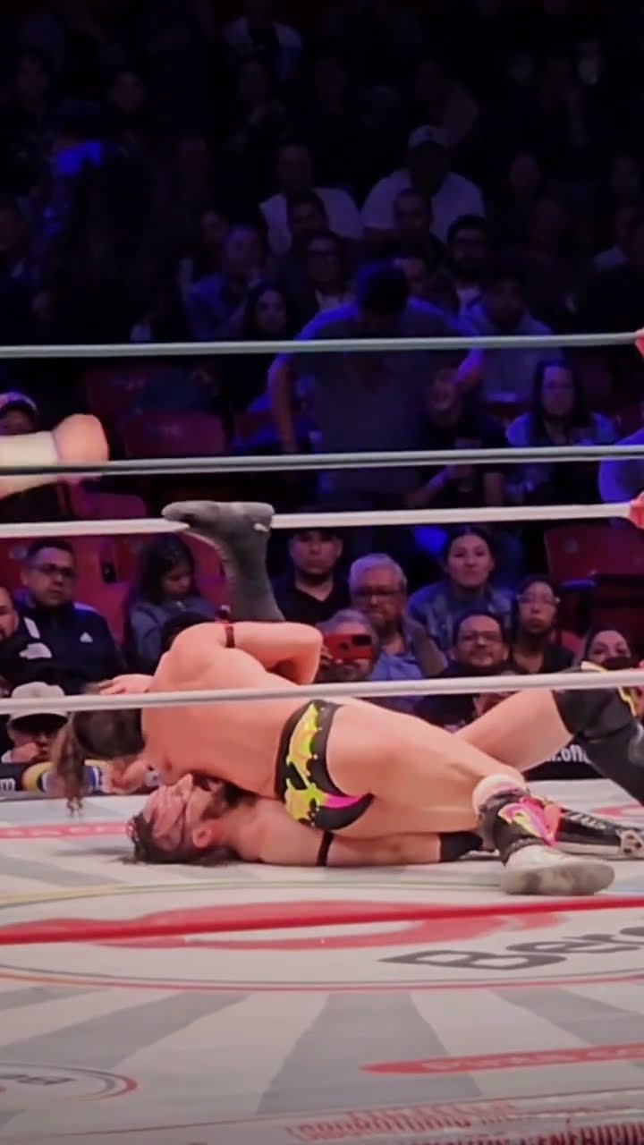 El Volador Jr venció a PAC en lo que fue la lucha semifinal del viernes internacional en la México.