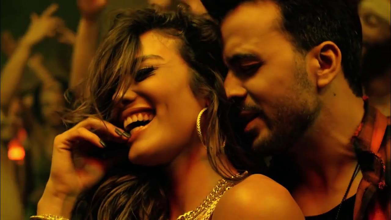 Песню в ютубе молодая. Ютуб мьюзик. Песню в ютубе молодая. Образ для диджея девушки. Песню в ютубе молодая.