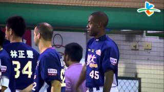 20131003 CPBL 猿VS獅 9下 花花擊出高飛球遭接殺 犀牛渡過滿壘危機 結束比賽
