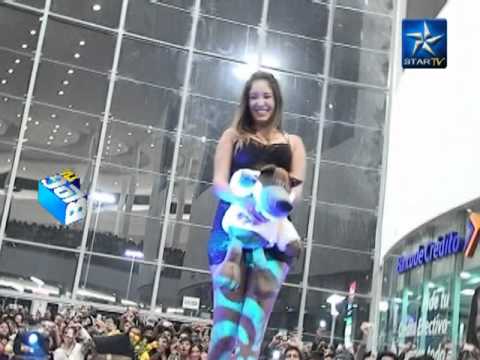 LA BELLA MODELO TILSA LOZANO SOBRE LA PASARELLA