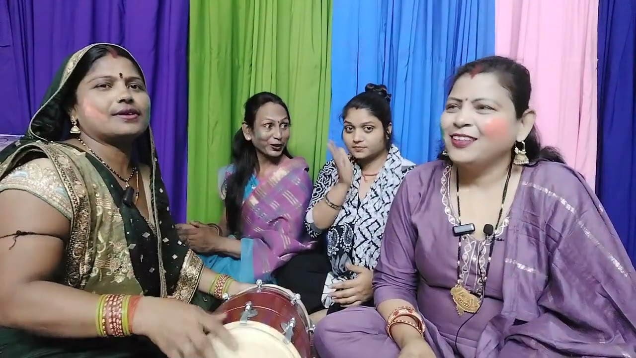 Невестка, скажи, с какой подругой ты пришла поиграть в Холи? #шуткипросмех #взрывнаяпесняпроХоли 😜 👌