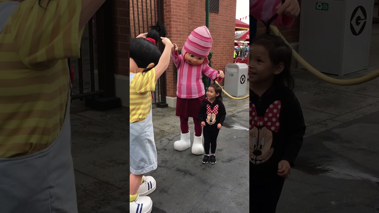 Playing with Agnes, Edith and Margo at Universal Studios