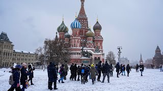 Record snow falling in Moscow disrupts traffic and flights