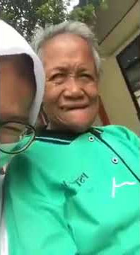 Nenek nenek lucu bikin ngakak.bilang welcome back mem*k